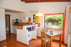 een keuken en eetkamer met een tafel en een tafel en stoelen bij Luna - Finca Manana in Los Llanos de Aridane