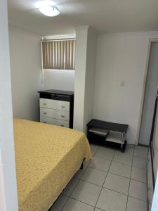 een slaapkamer met een bed, een dressoir en een tafel bij Flat/Studio em Boa Viagem in Recife