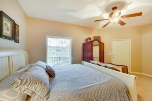 Ένα ή περισσότερα κρεβάτια σε δωμάτιο στο Home in Bella Vista with Deck and Lake Windsor Views!