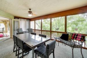 Χώρος καθιστικού στο Home in Bella Vista with Deck and Lake Windsor Views!