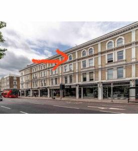 um papagaio está a voar em frente a um edifício em Spacious Modern One Bedroom Flat in Chelsea em Londres
