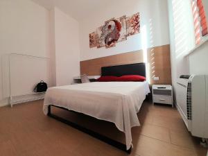 una camera con un grande letto di Piazza Teatro Apartments & Rooms a Trani