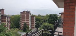 een balkon met uitzicht op de stad en gebouwen bij Parkside Heaven Milano Affori in Milaan