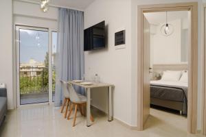 干尼亚EDEL Luxury Apartments的一间带桌子和床的房间以及一间卧室
