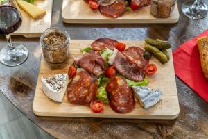 dos platos de comida en una mesa con copas de vino en Première Classe Melun Senart, en Vert-Saint-Denis