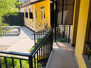 - un balcon d'une maison avec un bâtiment jaune dans l'établissement Luxury Apartment near Rynok Square, à Lviv