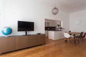TV a/nebo společenská místnost v ubytování Traumhafte Wohnung für 6 Pers. + 7 fotografií