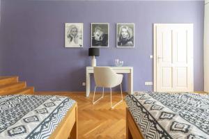 a bedroom with two beds and a desk with a chair at Traumhafte Wohnung für 6 Pers. in Melk