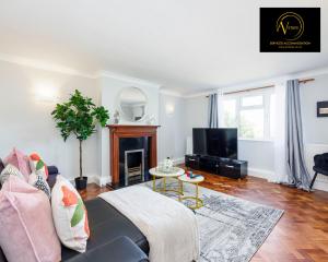 โทรทัศน์และ/หรือระบบความบันเทิงของ Large 2 Bed Apartment by AV Stays East Croydon