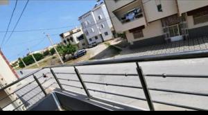 - un balcon offrant une vue sur la rue dans l'établissement appartement à louer saidia, à Saïdia