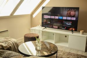 En tv och/eller ett underhållningssystem på Modern and cozy apartment