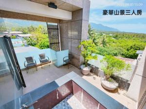 - une vue depuis le balcon d'une maison dans l'établissement Dulan Pearl Hill Homestay, à Donghe