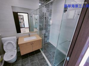 W łazience znajduje się prysznic, toaleta i umywalka. w obiekcie Dulan Pearl Hill Homestay w mieście Donghe