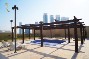 Bazén v ubytování Diamond 2BR Luxurious Retreat in Al Reem nebo v jeho okolí