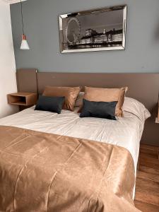 1 cama grande en un dormitorio con espejo en la pared en Ayres Apart Hotel en Federal