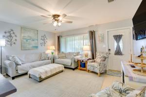 ein Wohnzimmer mit Sofas und einem Deckenventilator in der Unterkunft Charming Sarasota Home with Deck, 3 Mi to Beaches! in Sarasota