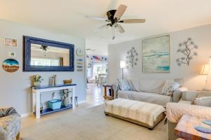 ein Wohnzimmer mit einem Sofa und einem Deckenventilator in der Unterkunft Charming Sarasota Home with Deck, 3 Mi to Beaches! in Sarasota