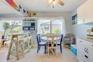 eine Küche mit einem Tisch und Stühlen sowie ein Esszimmer in der Unterkunft Charming Sarasota Home with Deck, 3 Mi to Beaches! in Sarasota
