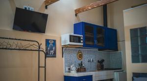 - une cuisine avec des placards bleus et un four micro-ondes dans l'établissement Noah Apartment, à Tbilissi