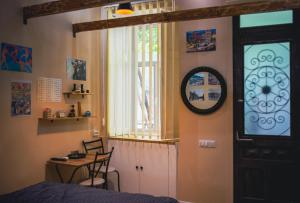 - une chambre avec un lit, une fenêtre et une table dans l'établissement Noah Apartment, à Tbilissi