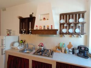 cocina con fregadero y encimera en Casa Tesoro, en Cisternino