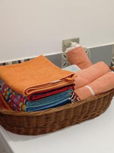 una cesta llena de toallas encima de un mostrador en Casa Tesoro, en Cisternino