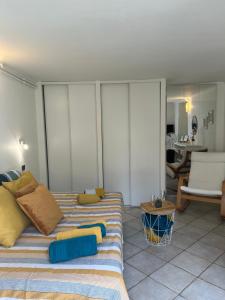 ein Schlafzimmer mit einem Bett mit Kissen darauf in der Unterkunft Beautiful studio + large terrace near the beaches. in Antibes