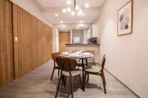a dining room with a table and chairs at Capitalia Plaza Residences Reforma in Mexico City