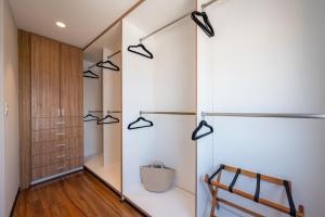 una cabina armadio con parete bianca e luci nere di Capitalia - Apartments - Reforma Centro a Città del Messico
