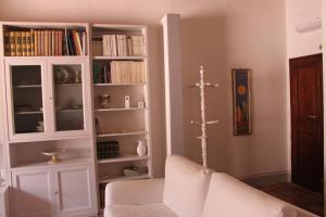 トーディにあるCasa Di Borgoのリビングルーム(白いソファ、本棚付)