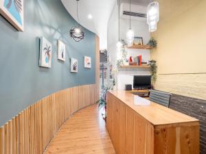 biuro z drewnianym biurkiem i ladą w obiekcie BeHome by LuxUrban w Nowym Jorku