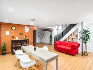 sala de estar con sofá rojo y mesa en BeHome by LuxUrban a Travelodge by Wyndham, en Nueva York