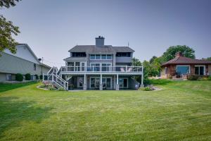 Zahrada ubytování Lakefront Syracuse Home with Deck and Private Dock!