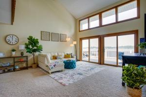Posezení v ubytování Lakefront Syracuse Home with Deck and Private Dock!