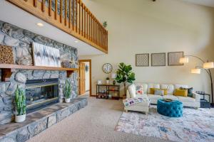 Posezení v ubytování Lakefront Syracuse Home with Deck and Private Dock!