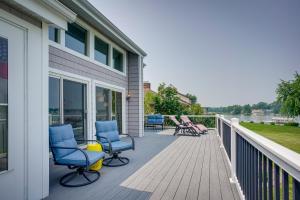 Balkón nebo terasa v ubytování Lakefront Syracuse Home with Deck and Private Dock!