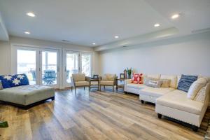 Posezení v ubytování Lakefront Syracuse Home with Deck and Private Dock!