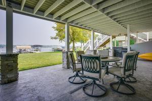 Posezení v ubytování Lakefront Syracuse Home with Deck and Private Dock!