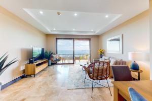 a living room with a couch and a television at Azul Paraiso 8B in Ocotal