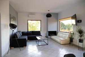 ein Wohnzimmer mit einem Sofa und einem Tisch in der Unterkunft Seaview Resort in Chalkida