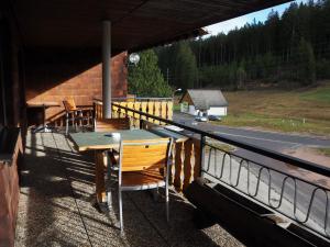 um pátio com uma mesa e cadeiras numa varanda em Landhotel Fuchs em Eisenbach