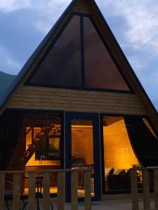 dom z dużym oknem na boku w obiekcie Sunny Side Cottage w mieście Stepancminda