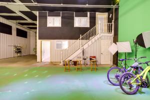 dos bicicletas estacionadas en una habitación con escalera en Unique Lawrence Escape with WFH-Friendly Workspace, 