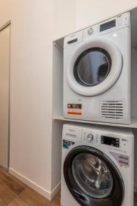 a washing machine and a dryer in a room at New 1 min Metro, cozy 1 bed close to Downtown, wifi A in Madrid