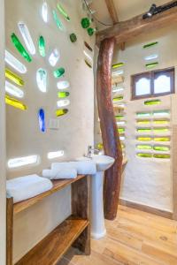 W łazience znajduje się umywalka i lustro. w obiekcie Casa Samai Boutique w mieście Samaipata
