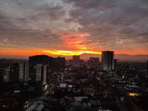 een skyline van de stad met een zonsondergang op de achtergrond bij ¡Comodísimo y práctico depto! in Santiago