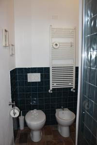 トーディにあるCasa Di Borgoのバスルーム(トイレ、洗面台付)