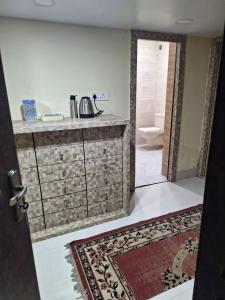 uma casa de banho com um lavatório e um WC em Mavenoak Dreams B&B em Calcutá