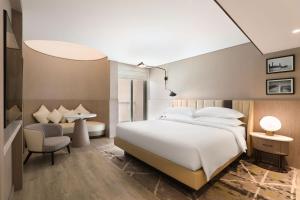 Postel nebo postele na pokoji v ubytování Sheraton Abu Dhabi Hotel & Resort