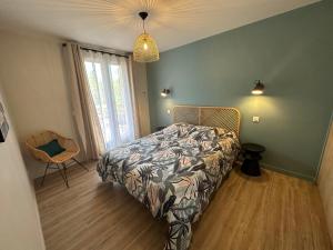 une chambre avec un lit, une chaise et une fenêtre dans l'établissement Maison rénovée proche des plages, à Sète